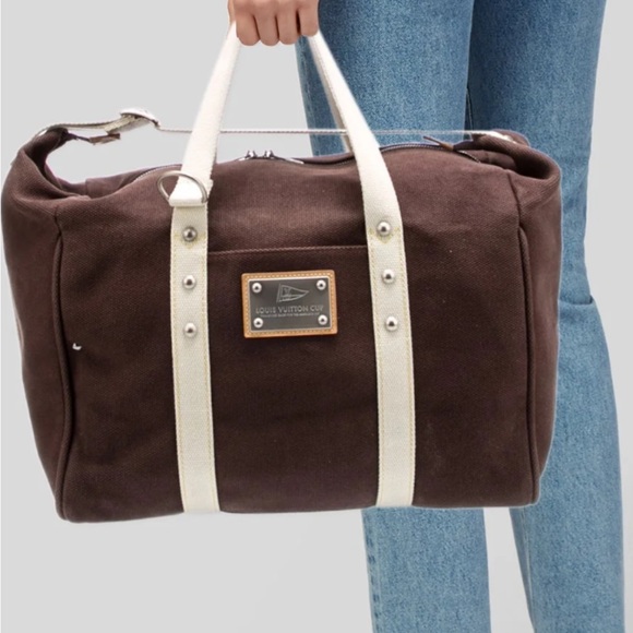 Louis Vuitton Limited
Edition LV Cup Antigua
Weekender - Picture 5 of 9